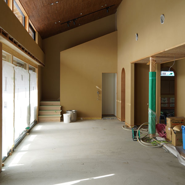 老舗茶舗千紀園の建設中の新店舗内に設置されていた足場が撤去されました