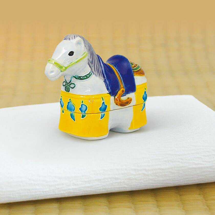 老舗茶舗千紀園の新春の茶道具 交趾香合 馬 中村翠嵐　干支 午 