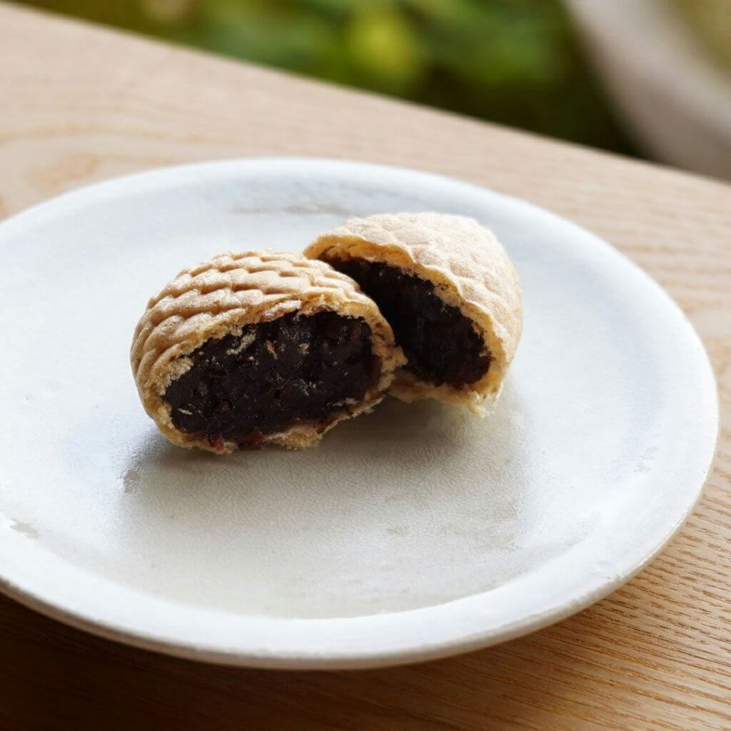 老舗茶舗千紀園の「松笠もなか」