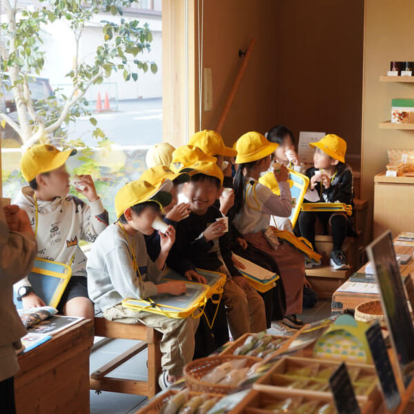 千紀園草津本店にお店探検に地元小学生が来られました