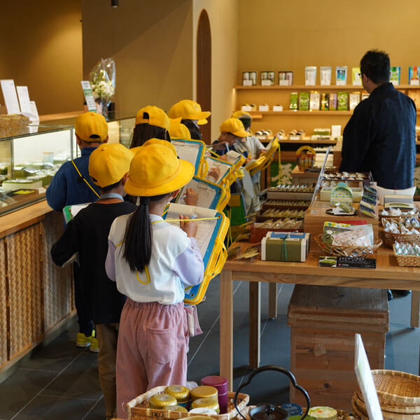 千紀園草津本店に小学生のお子さんがお店見学に来られました