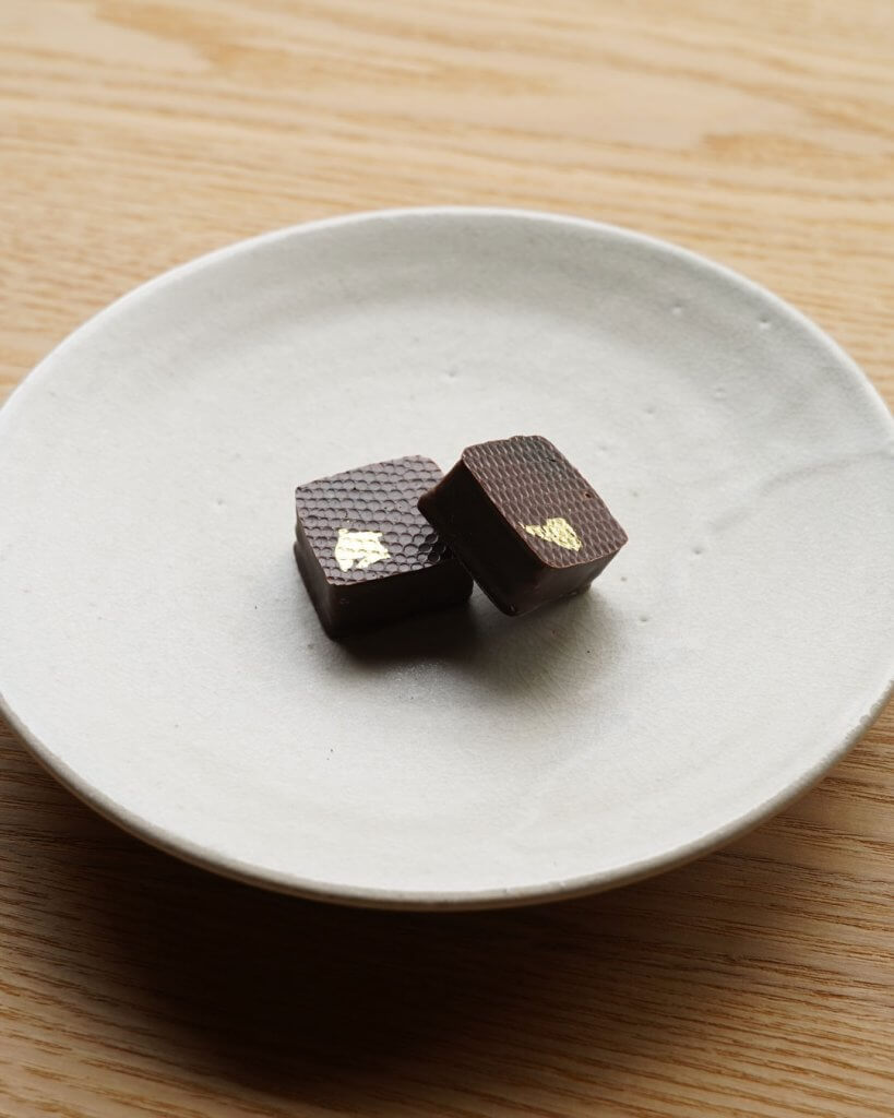 ロブション出身の堀尾亮輔さんのブランド「レスピレ」より誕生した、老舗茶舗千紀園のお茶を使用したチョコレート「朝宮茶のショコラ」