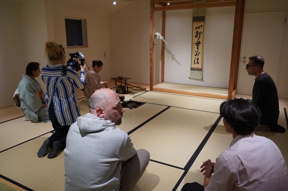 フランスの放送局による文化サロンでの取材風景