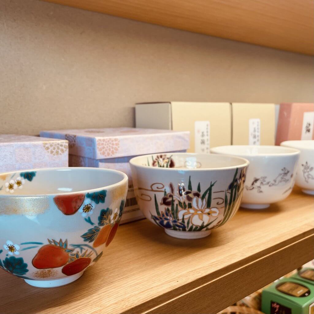 茶道具販売コーナー（壁面）抹茶茶碗