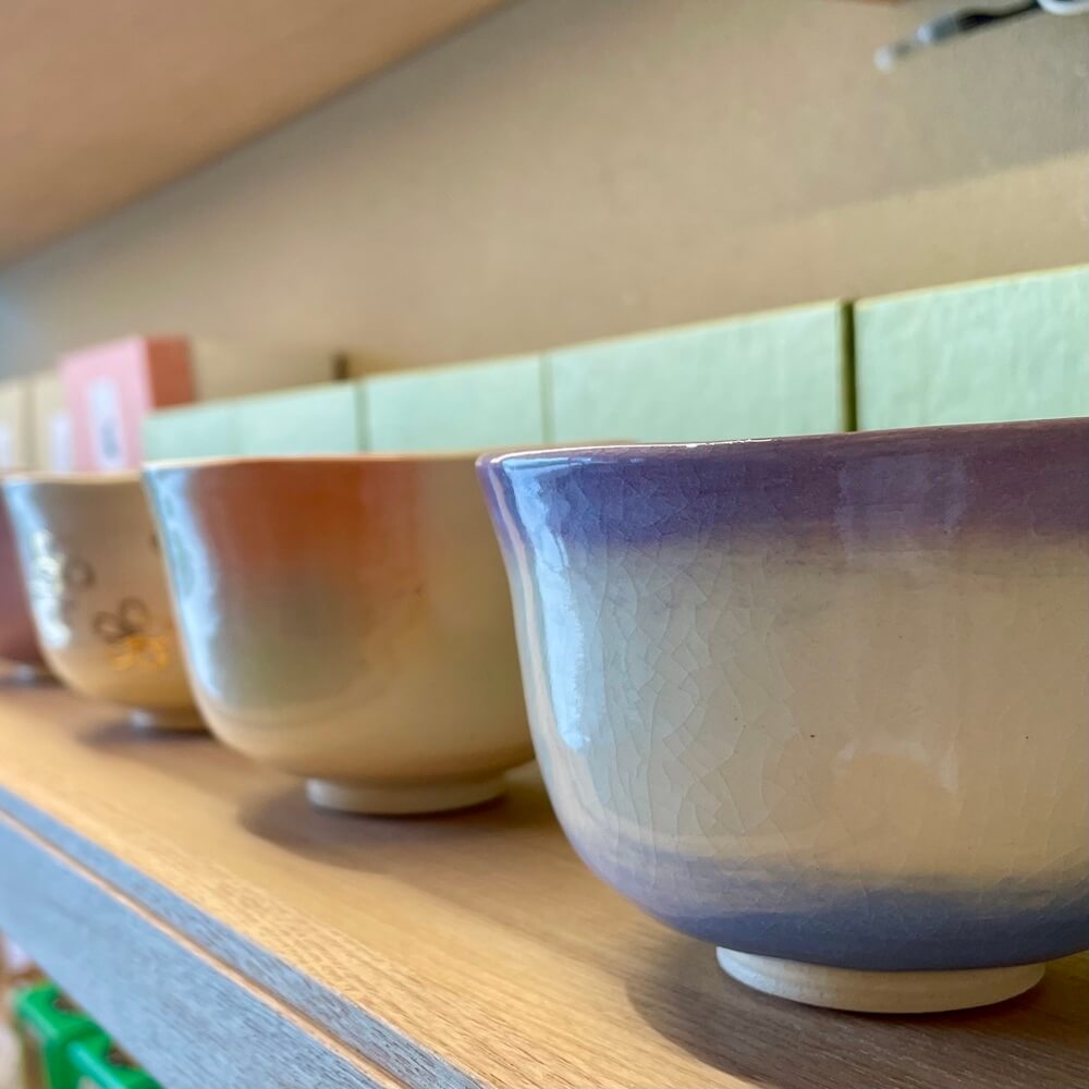 茶道具販売コーナー（壁面）抹茶茶碗