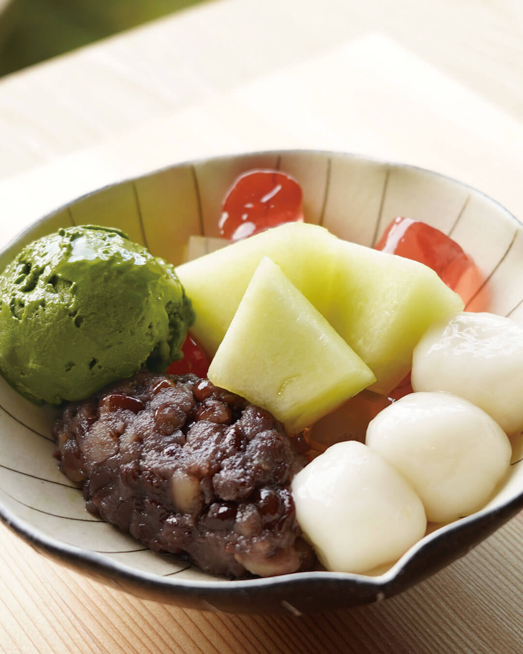千紀園草津本店茶房にて2026年6月25日よりご提供を開始する草津メロンを添えた「季節のあんみつ」