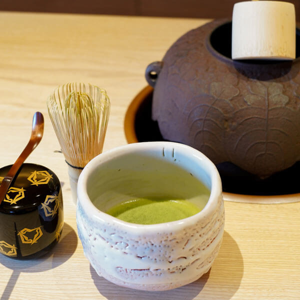 老舗茶舗千紀園 草津本店茶房にて開催する体験「茶房で楽しむお点前体験」