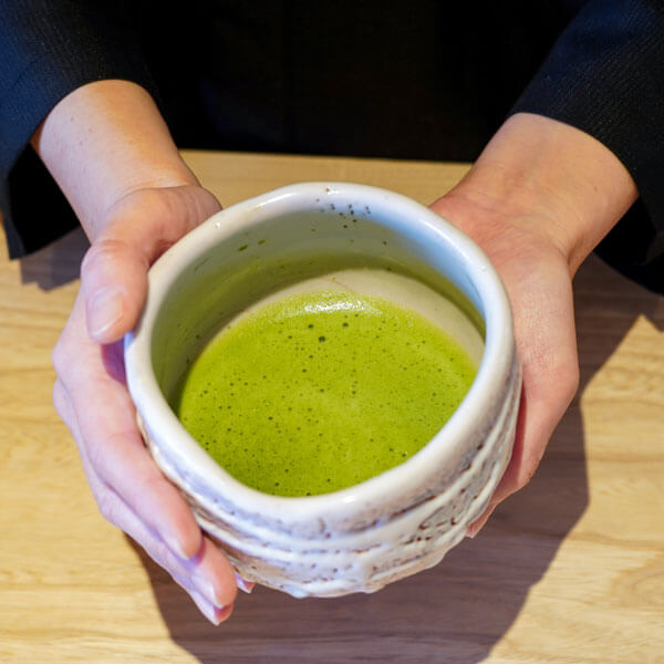 老舗茶舗千紀園 草津本店茶房にて開催する体験コース「抹茶のみ比べ体験」