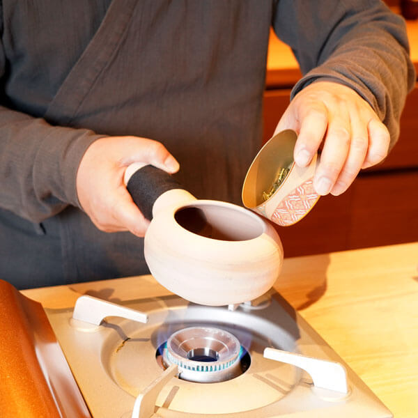 老舗茶舗千紀園 草津本店茶房にて開催する体験「ほうじ茶作り体験」