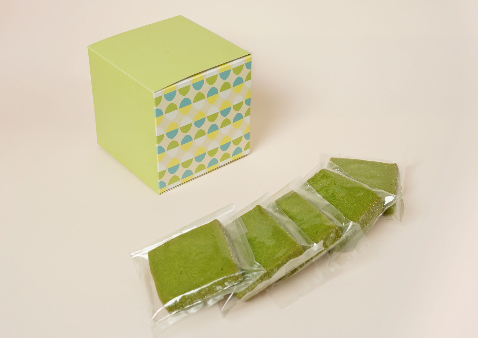 京都宇治抹茶を贅沢に使用した宇治抹茶クッキー　かわいいキューブBOX入り