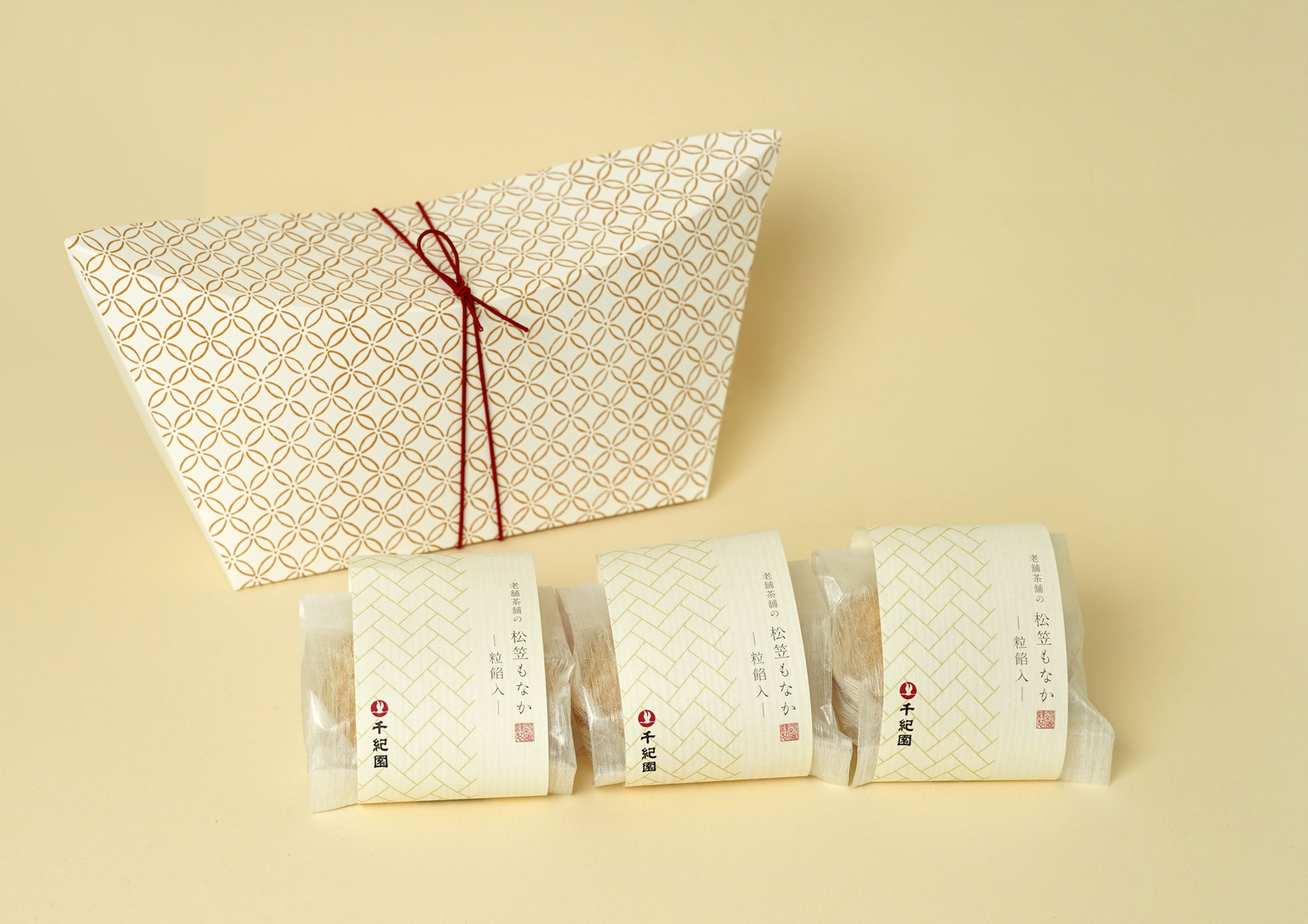 上品な松笠もなかはギフトにも最適