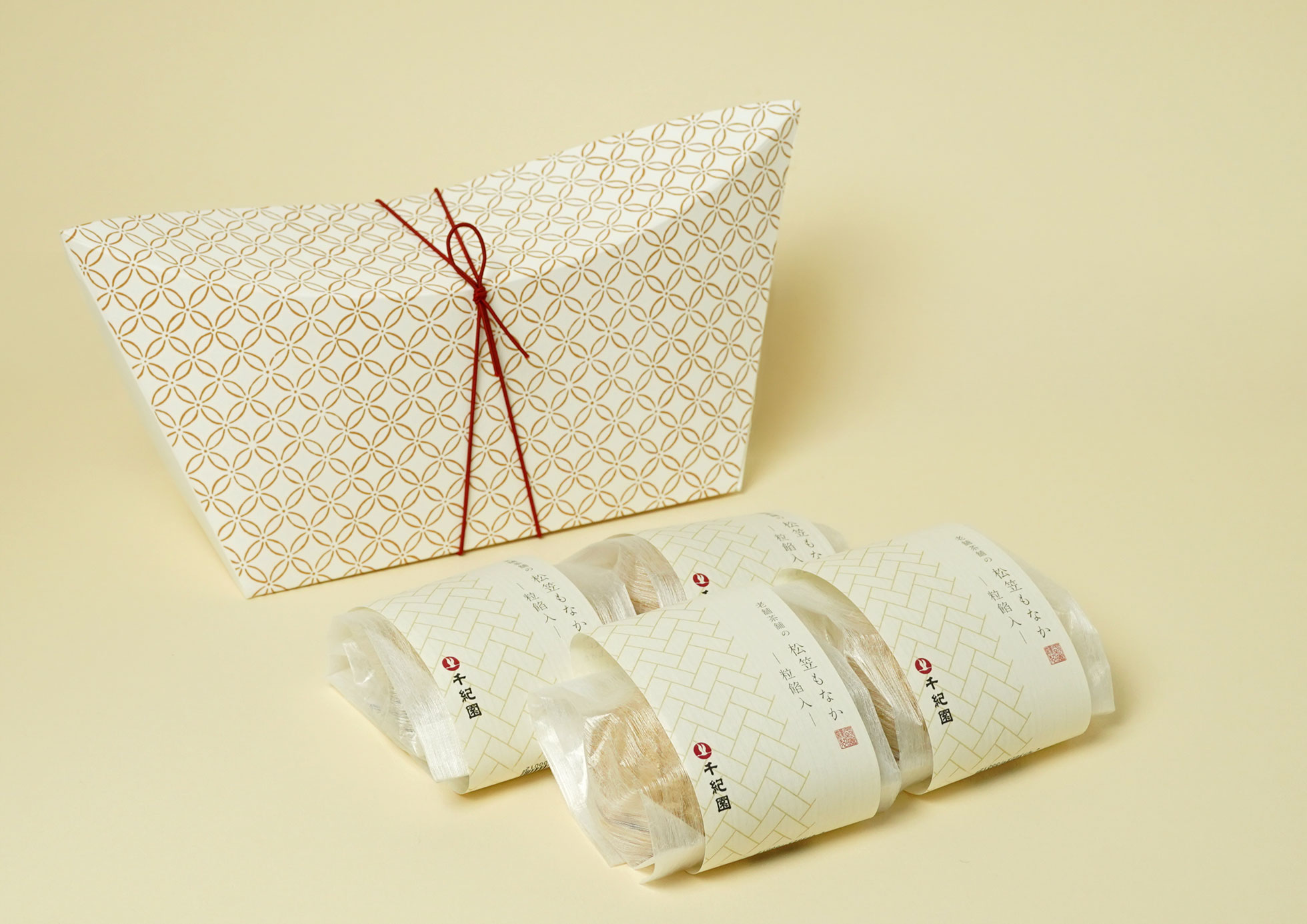 上品な松笠もなかはギフトにも最適