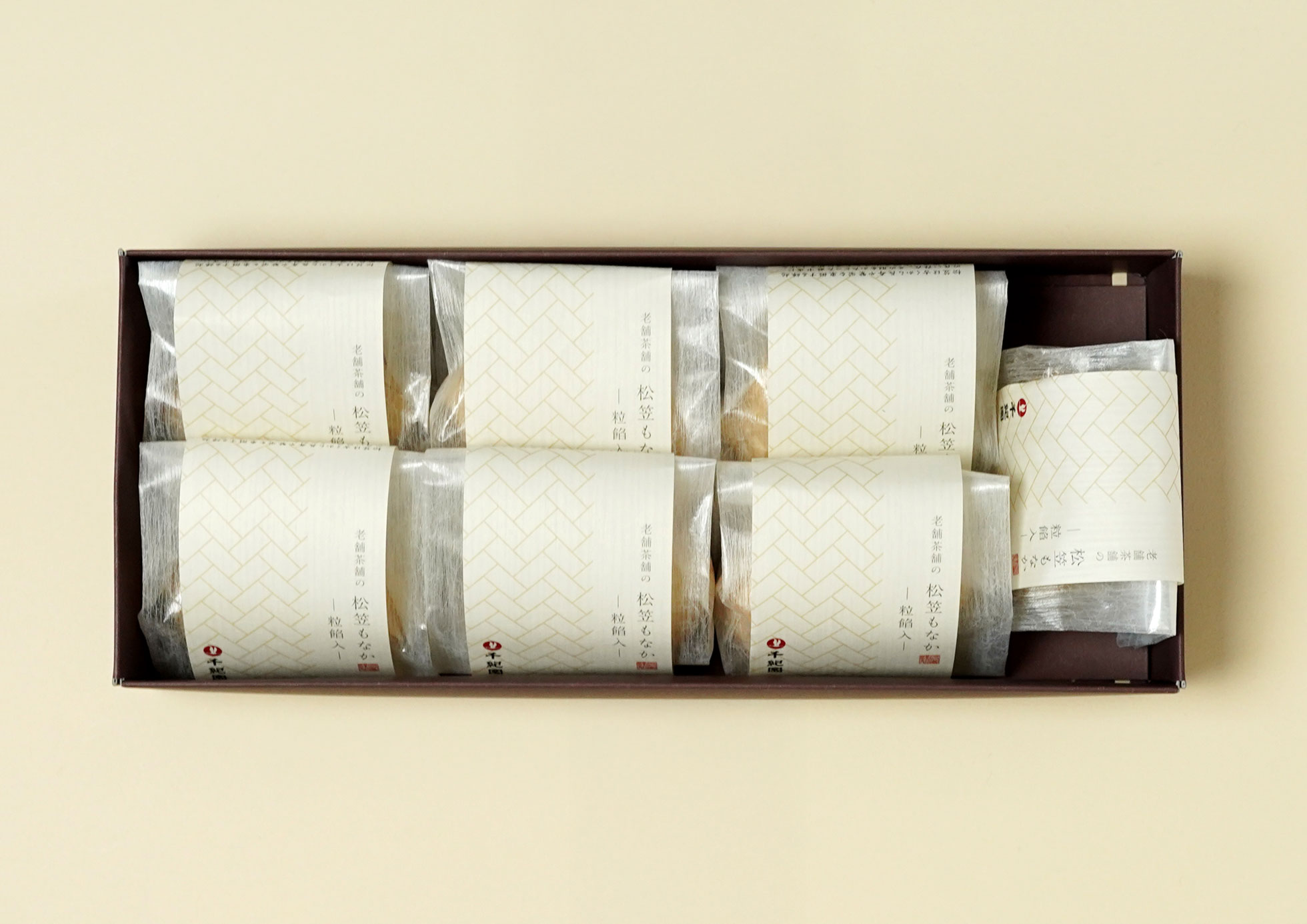 上品な松笠もなかはギフトにも最適