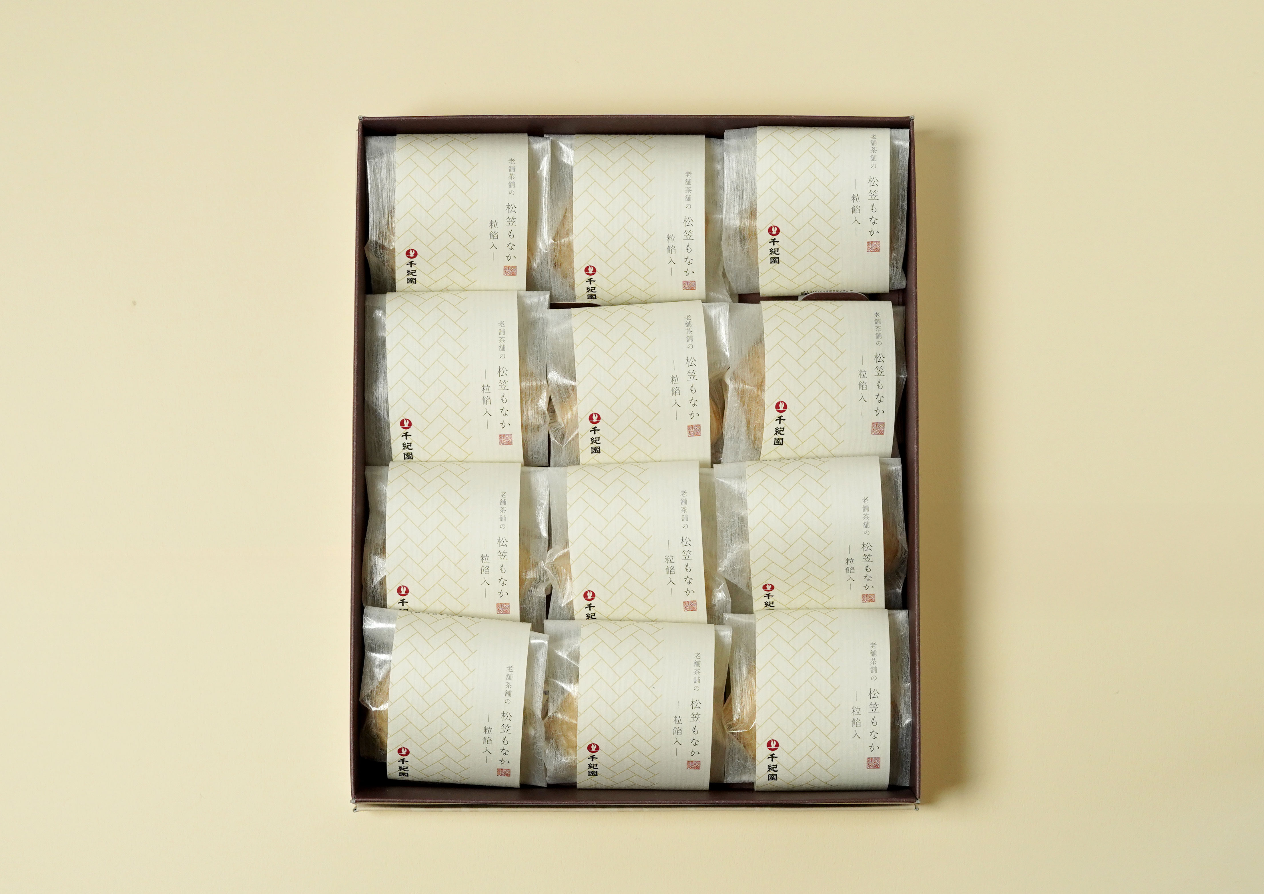 上品な松笠もなかはギフトにも最適